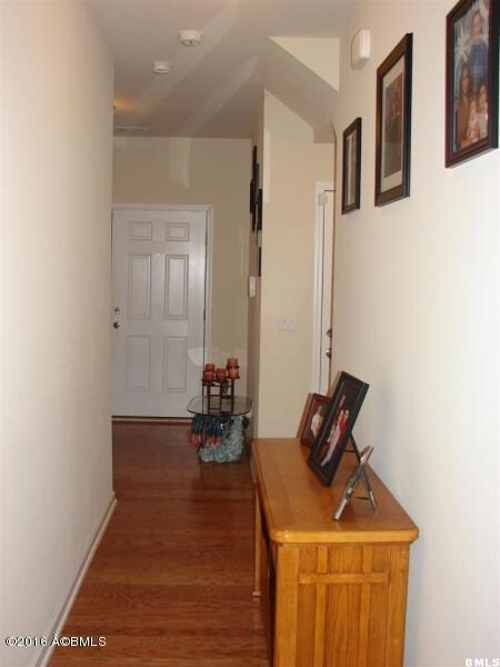 Foyer w/wood floors