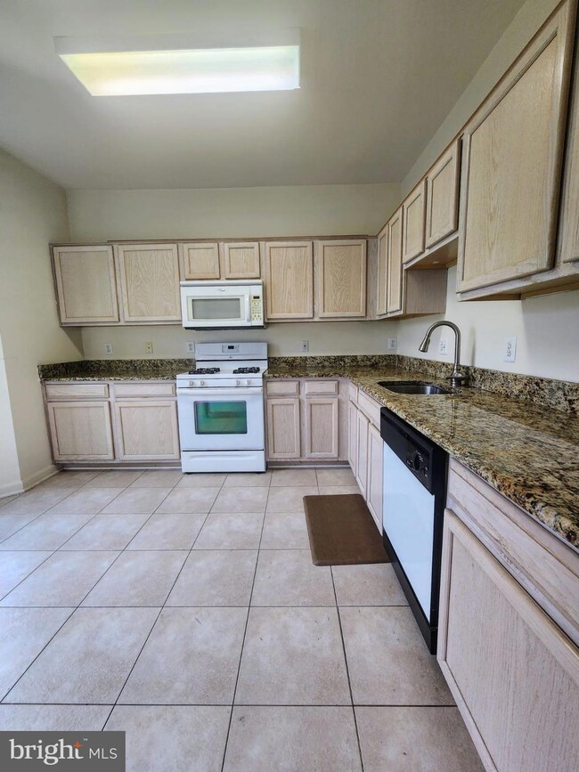 46608 Drysdale Terrace unit 203, Sterling, VA 20165 - photo 7