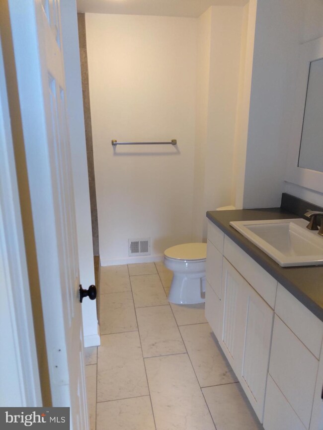 3043 Mission Square Dr, Fairfax, VA 22031 - photo 4