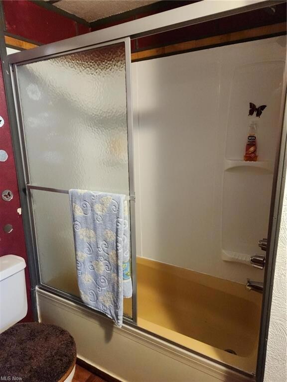 Bathroom with combined bath / shower with glass door