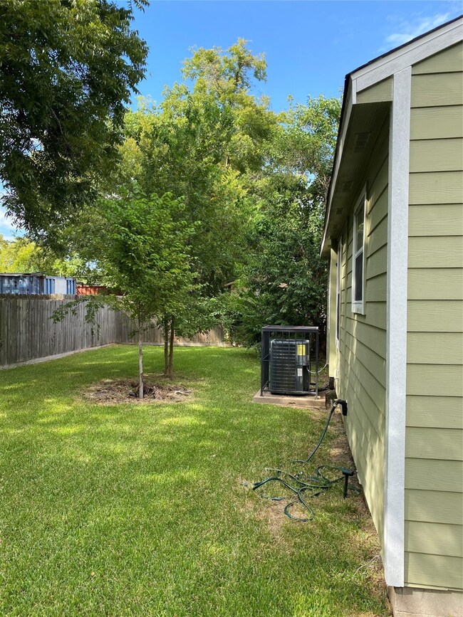 3905 Sayers St, Houston, TX 77026 - photo 5
