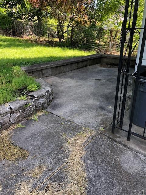 535 W Pennsylvania Ave, Pen Argyl, PA 18072 - photo 2