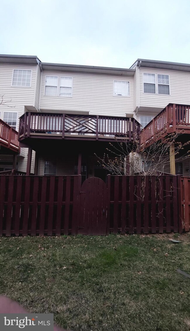 2598 Logan Wood Dr, Herndon, VA 20171 - photo 2