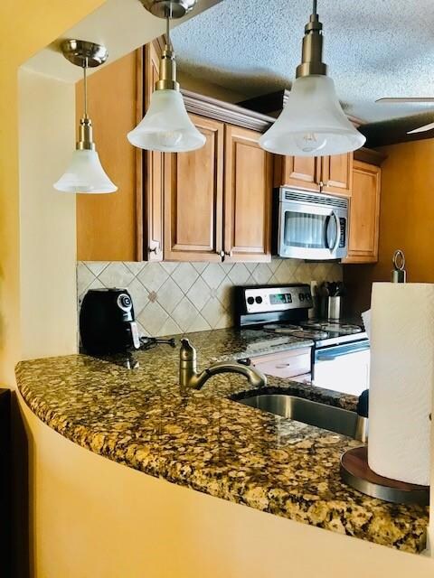 KITCHEN,GRANITE COUNTERS