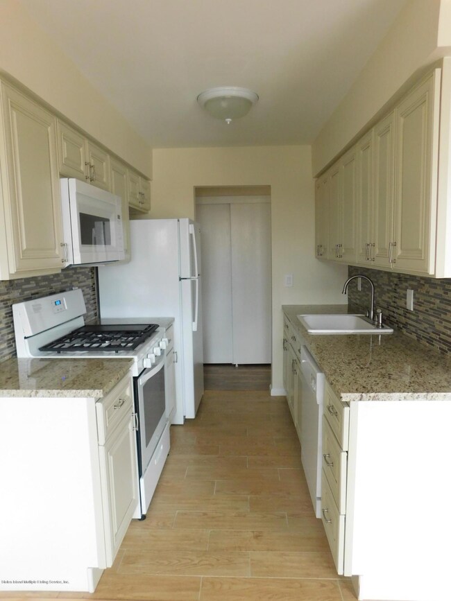29 Donna Ct unit 7, Staten Island, NY 10314 - photo 5