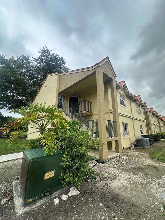18318 NW 68th Ave unit B, Hialeah, FL 33015 - photo 2