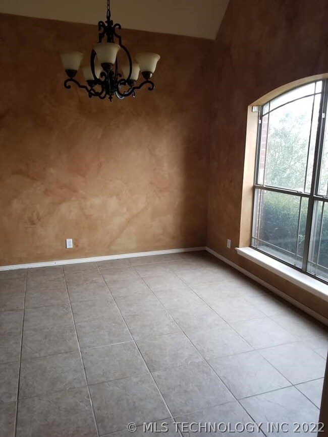 Dining area to the right of the front door