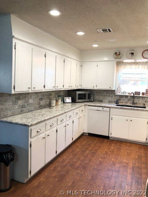 Tumbled marble backsplash accents the classic beau