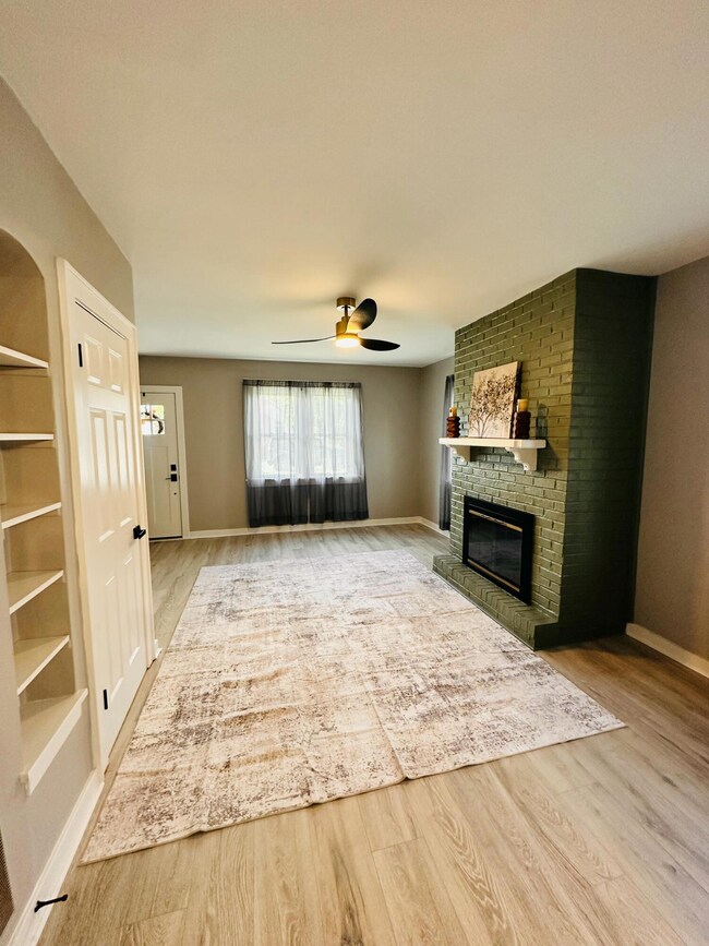 223 S Ash St, Hobart, IN 46342 - photo 4