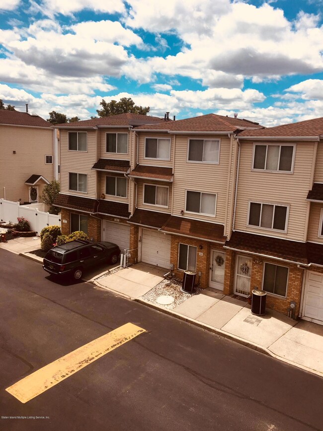66 Sandywood Ln, Staten Island, NY 10309 - photo 3