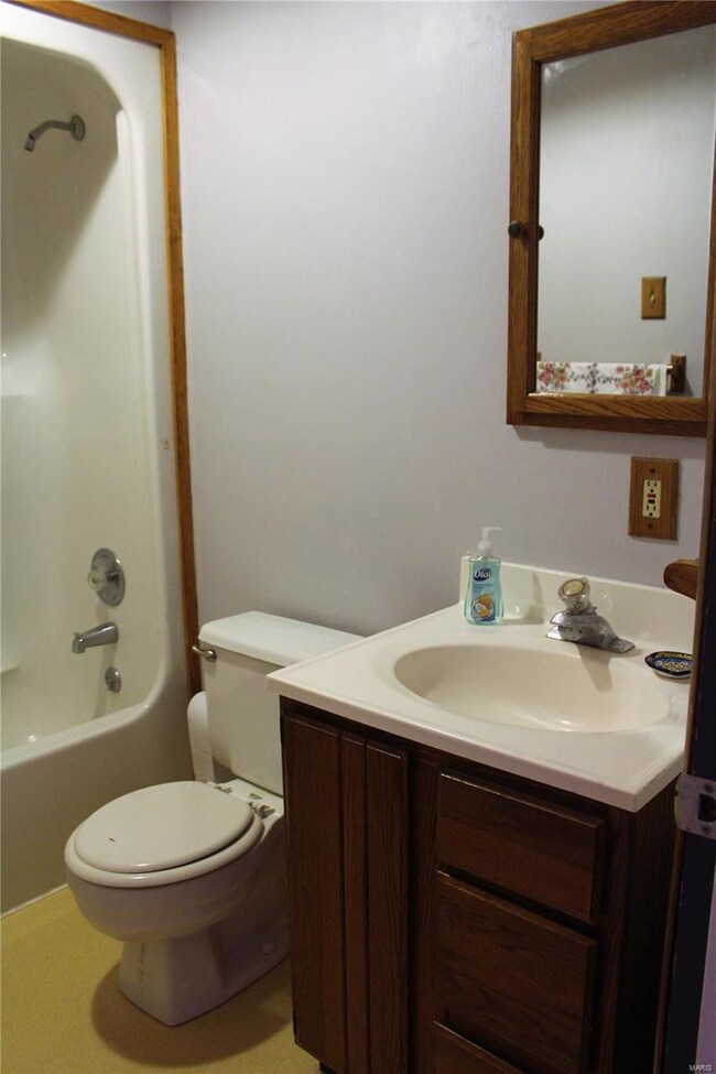 Full bath in hallway