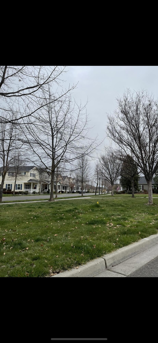 653 Blue Moon Dr, Central Point, OR 97502 - photo 2