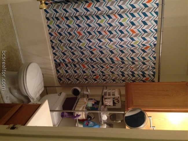 Unit B - bathroom
