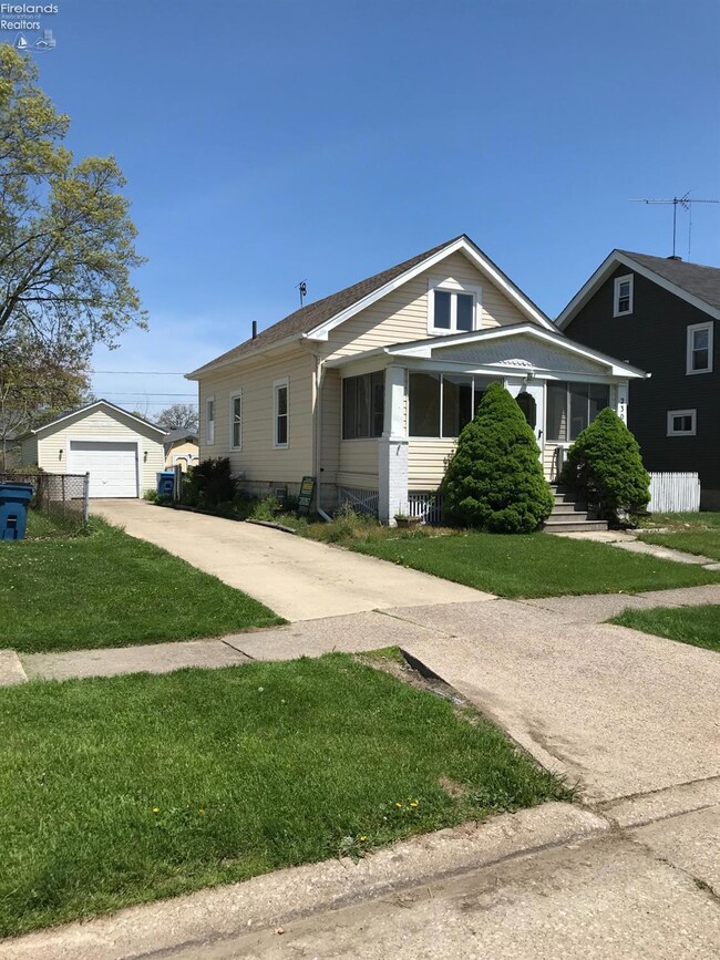 2305 E 33rd St, Lorain, OH 44055 - photo 3