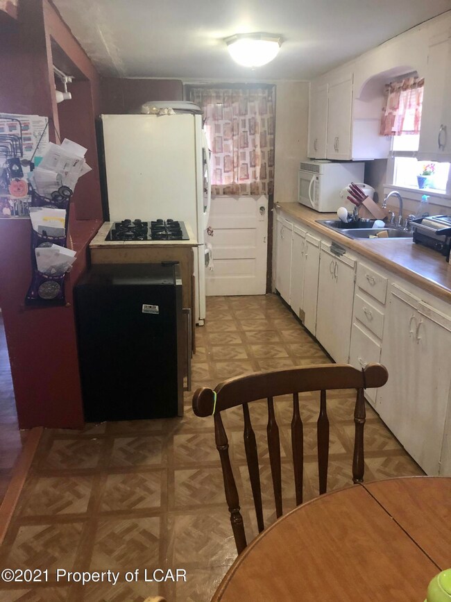 d. kitchen (1st fl)