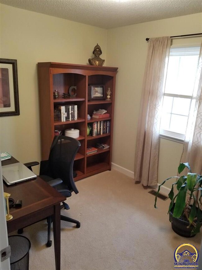 5028 SW 31st St, Topeka, KS 66614 - photo 4