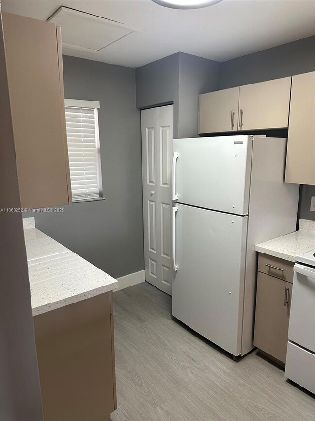 862 NE 209th St unit 206, Miami, FL 33179 - photo 2