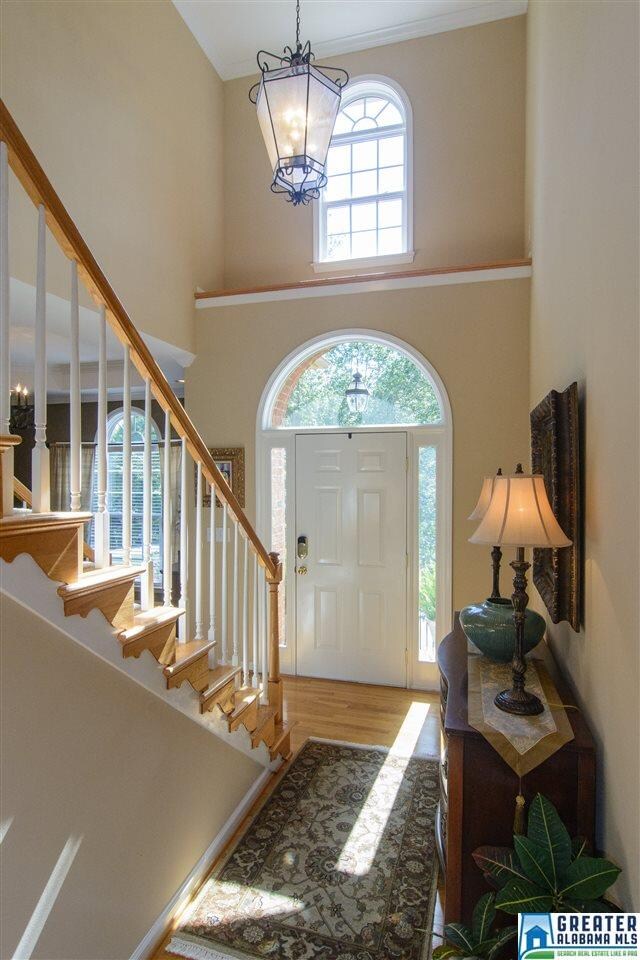 Welcome your guests in this cheerful foyer- hardwo