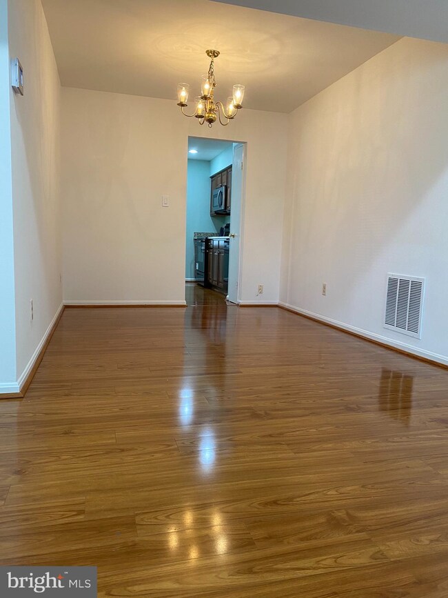 9690 Scotch Haven Dr, Vienna, VA 22181 - photo 4