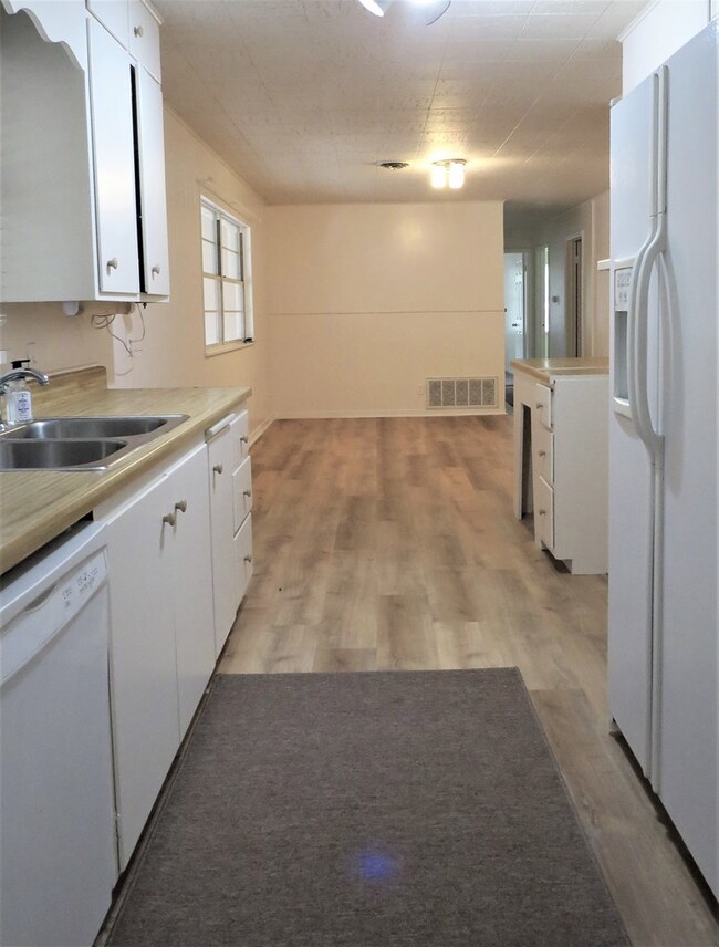 610 W Travis St, Fredericksburg, TX 78624 - photo 3