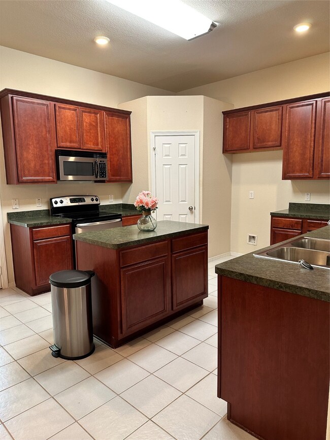 996 Jefferson St, Alvin, TX 77511 - photo 3