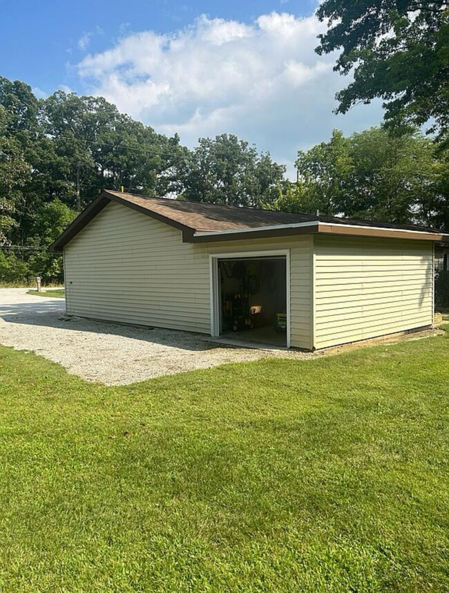 711 N Water St, Wapakoneta, OH 45895 - photo 4