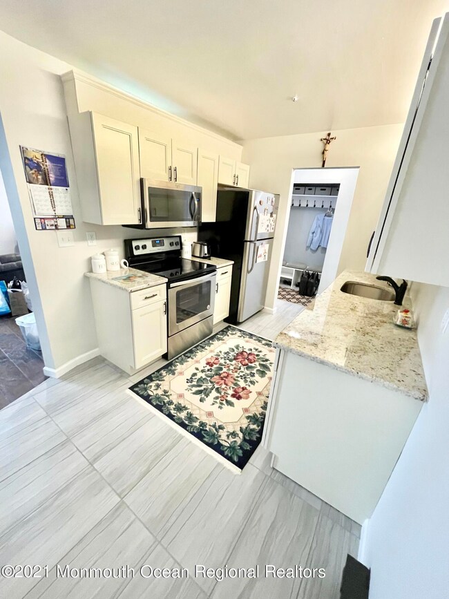 41 Meadow Green Cir unit H, Manalapan, NJ 07726 - photo 7