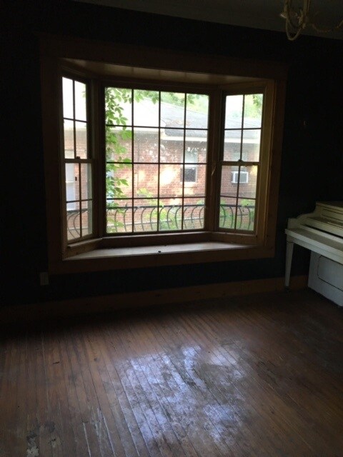 Has bay window:  great area to add sitting bench.