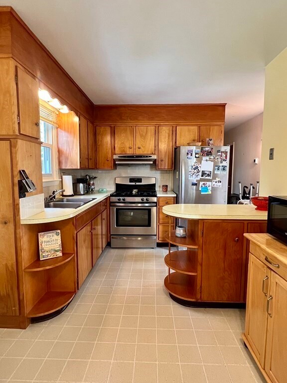 22 Jameson St, Fairhaven, MA 02719 - photo 3