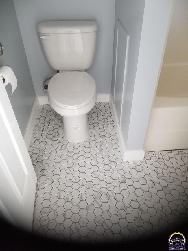 921 SW Plass Ave, Topeka, KS 66606 - photo 7