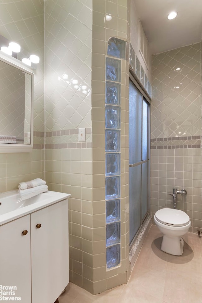 585 W 214th St unit 1A, New York, NY 10034 - photo 6