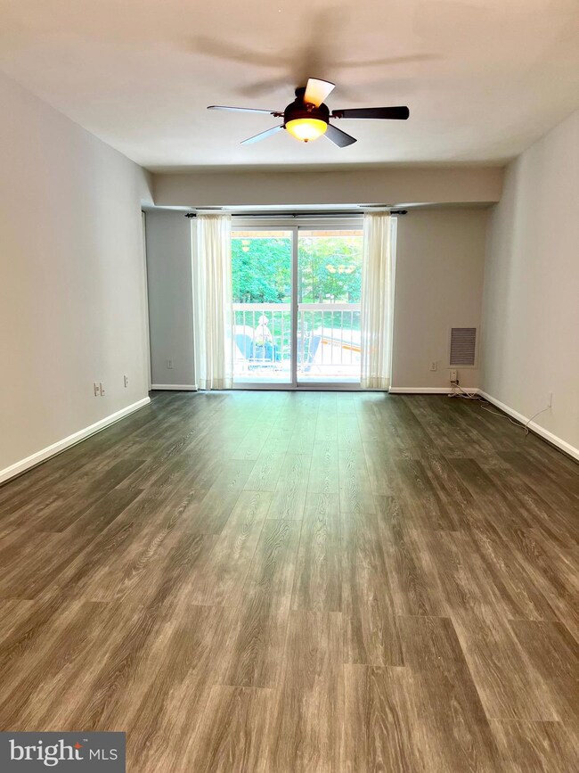 5833 Cove Landing Rd unit 301, Burke, VA 22015 - photo 3