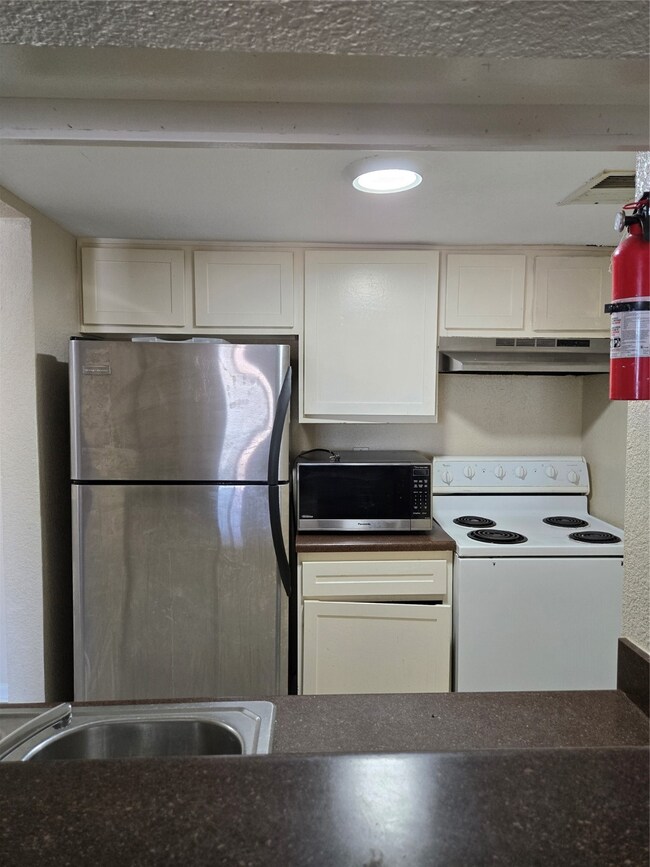 8100 Creekbend Dr unit 138, Houston, TX 77071 - photo 6