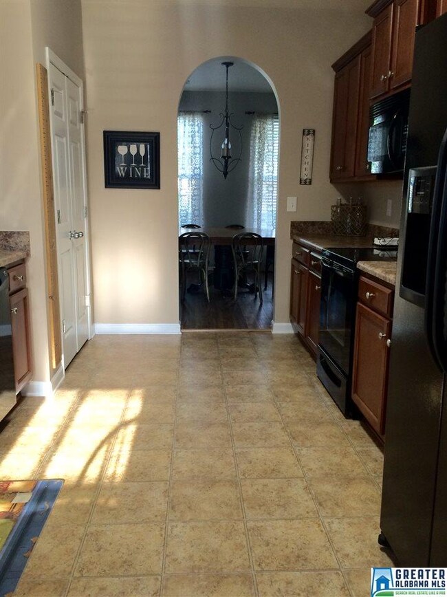 Everything you need in this easy dine-in kitchen. 