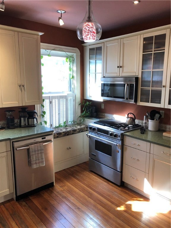 Magnificant kitchen updated and ready to be used.