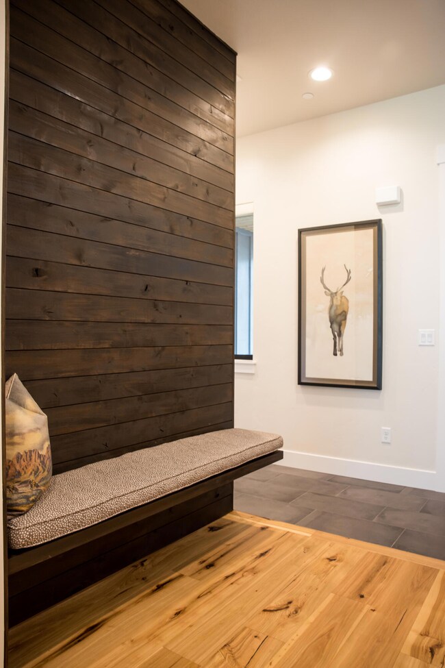 Entry bench