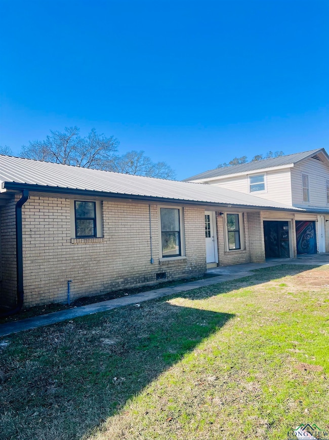View of front of house featuring a front yard and 