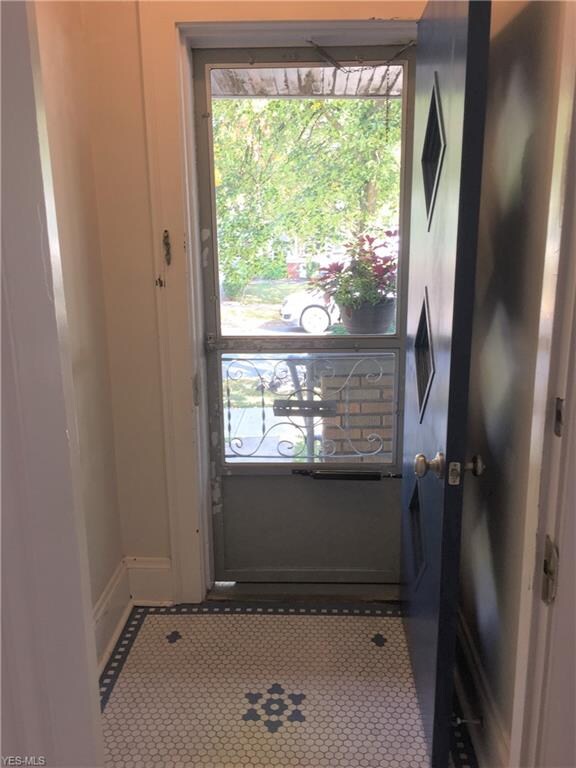 The Foyer entering you into the unit, offers a painted front Dr, capturing the colors of the traditional Floorning.  A 2nd Door is provided btwn the foyer & Living area.