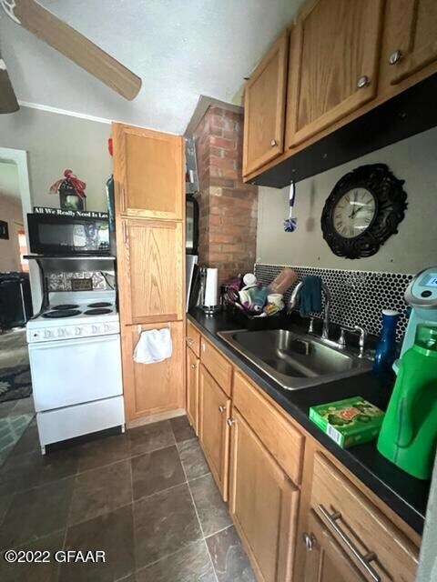 1015 S 10th St, Grand Forks, ND 58201 - photo 3