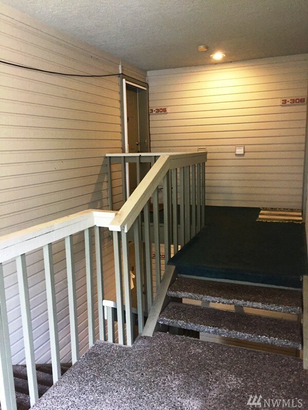 20145 Vikings Crest Loop NE unit 3-305, Poulsbo, WA 98370 - photo 2