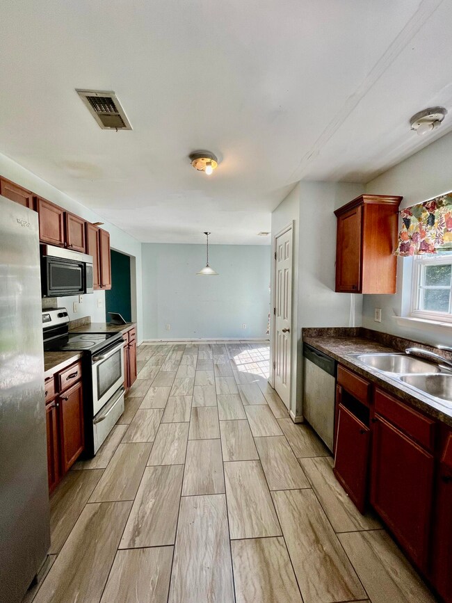 Eat in area & opens to backyard