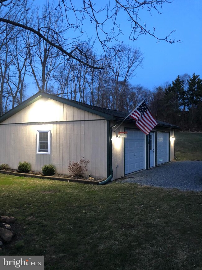 4526 Stoudts Ferry Bridge Rd, Reading, PA 19605 - photo 2