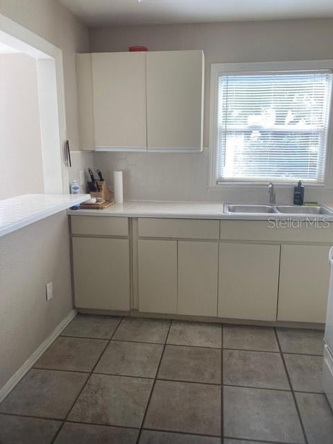APT A Kitchen with breakfast bar