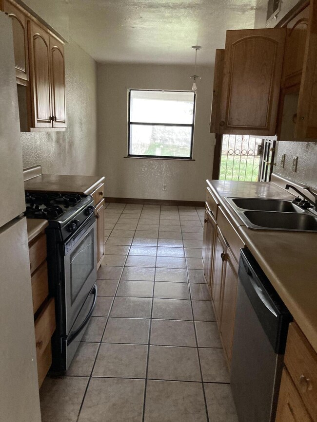 1519 Vanderbilt Dr, El Paso, TX 79935 - photo 5