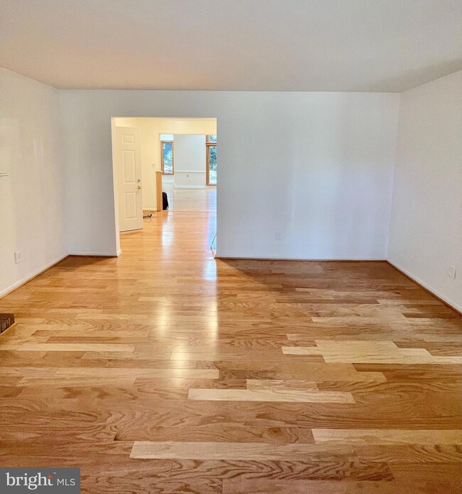 4305 Hollowview Ct, Fairfax, VA 22032 - photo 4