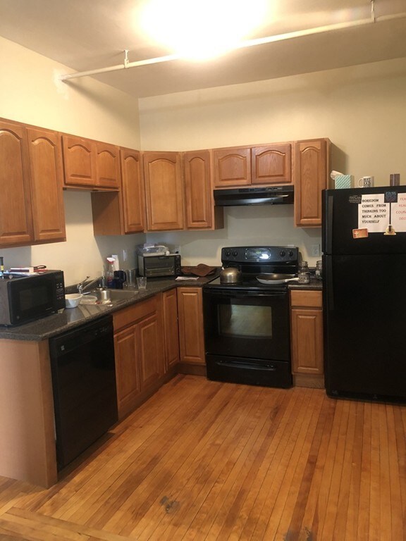 246 Humphrey St unit 5, Swampscott, MA 01907 - photo 2