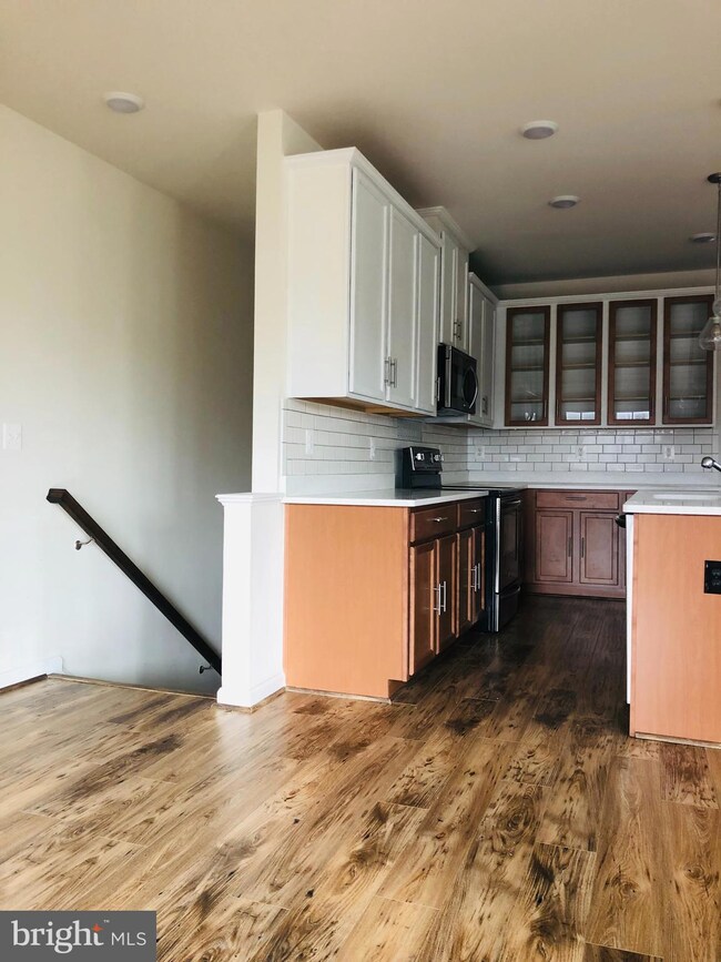 13913 Hollow Wind Way unit 101, Woodbridge, VA 22191 - photo 4