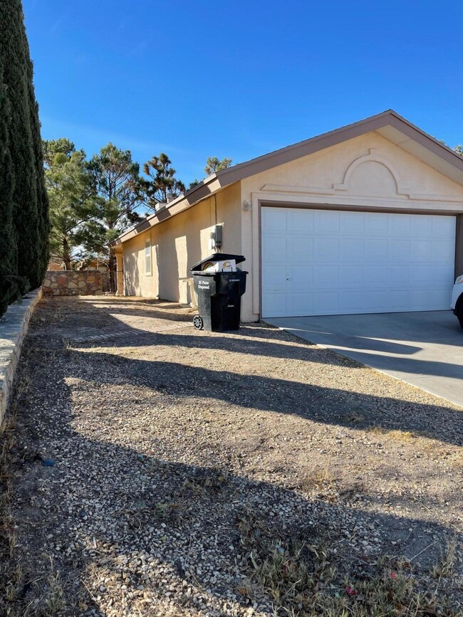 1712 Catham Cir, Horizon City, TX 79928 - photo 3