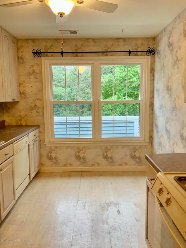 CHARMING KITCHEN/2 PELLA WINDOWS