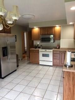 large eat-in kitchen